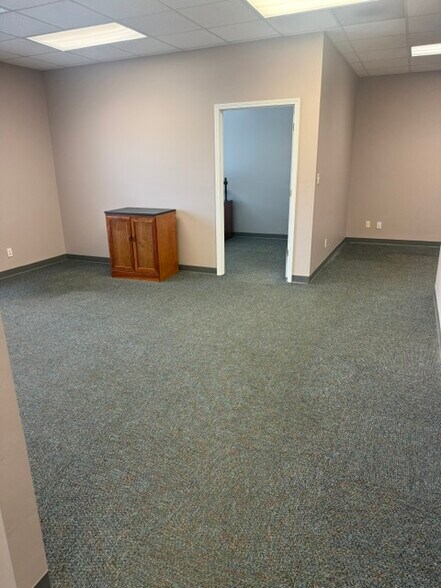 1041 N Royal Ave, Evansville, IN à louer - Photo de l’immeuble – Image 2 sur 10