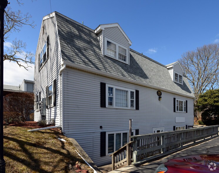 346 Gifford St, Falmouth, MA à vendre - Photo principale – Image 1 sur 18