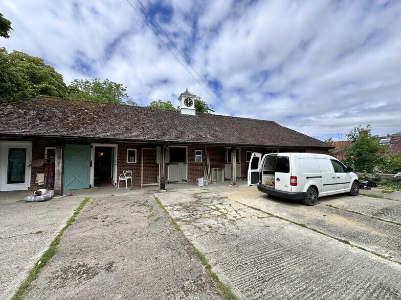 Thame Rd, Long Crendon à louer - Photo de l’immeuble – Image 2 sur 6