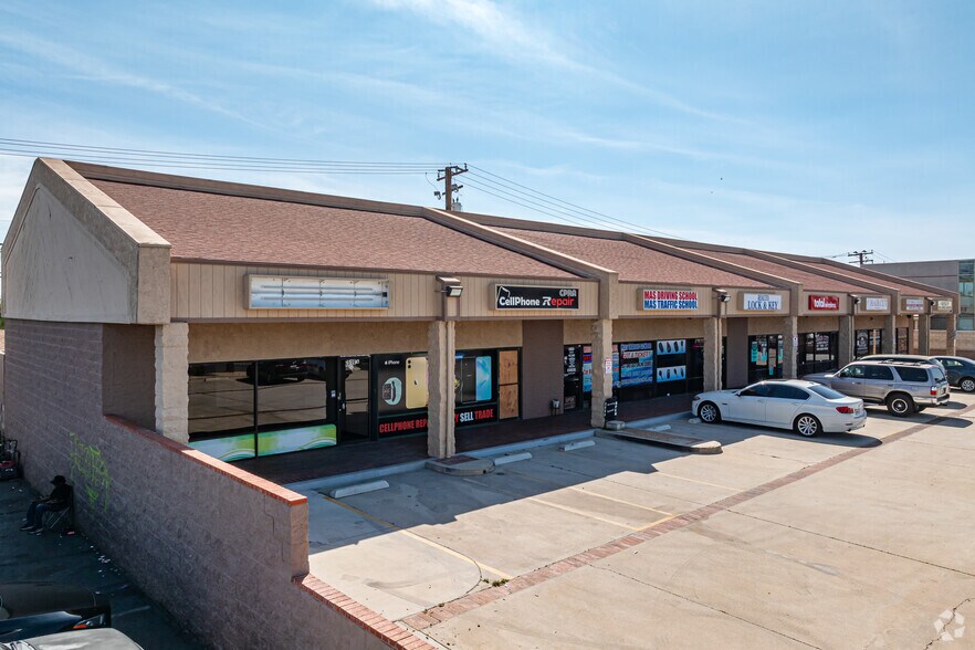 519 W Foothill Blvd, Rialto, CA à louer - Photo de l’immeuble – Image 2 sur 4