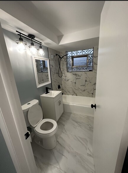 6212 W Montrose Ave, Chicago, IL à vendre - Photo intérieure – Image 3 sur 7