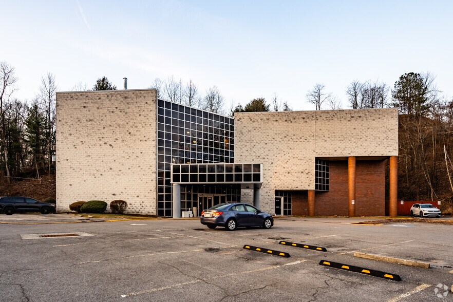 850 Clairton Blvd, Pleasant Hills, PA à vendre - Photo de l’immeuble – Image 2 sur 6