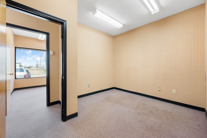 5201A 63 St, Lloydminster, AB à louer - Photo de l’immeuble – Image 3 sur 8