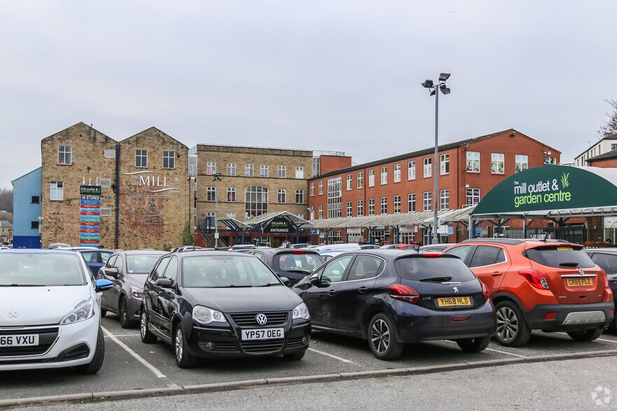 418 Bradford Rd, Batley à louer - Photo de l’immeuble – Image 3 sur 6