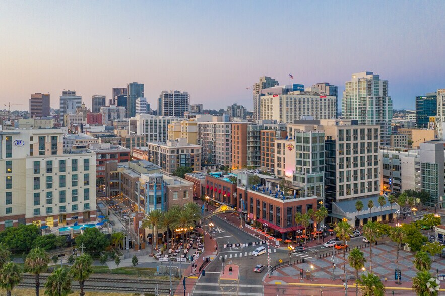 207 5th Ave, San Diego, CA à vendre - Aérien – Image 2 sur 9