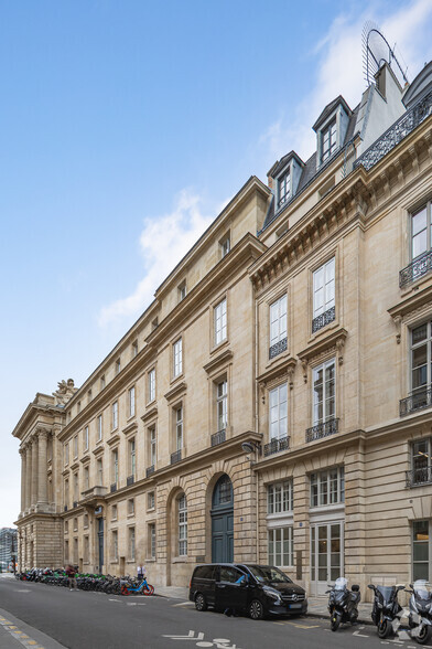 4 Rue Royale, Paris à louer - Photo de l’immeuble – Image 2 sur 5