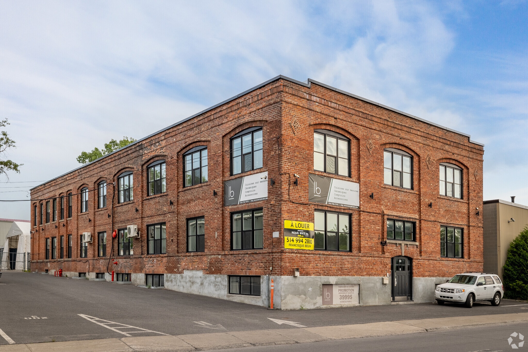 5010 Rue Saint-Patrick, Montréal, QC à louer Photo principale– Image 1 sur 18