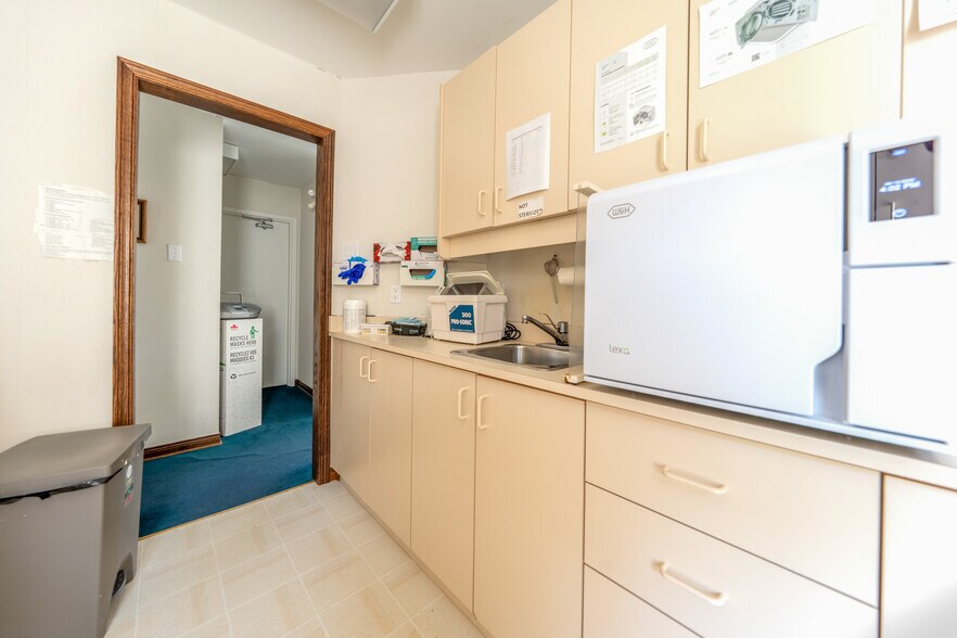 702 King St W, Oshawa, ON à vendre - Photo de l’immeuble – Image 2 sur 6