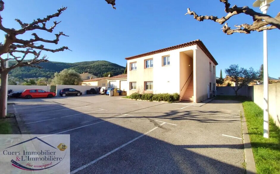 Local d'activités dans Cuers à vendre - Photo de l’immeuble – Image 1 sur 10