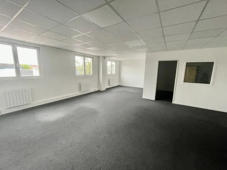 Bureau dans Le Petit-Quevilly à louer - Photo de l’immeuble – Image 2 sur 16