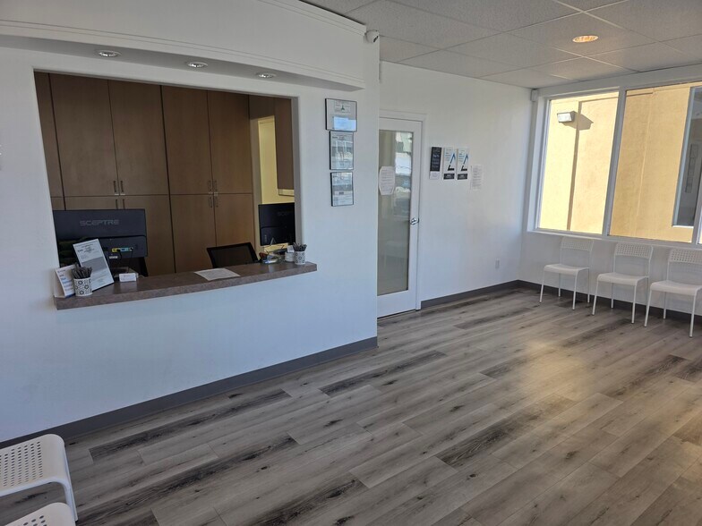22062 Ventura Blvd, Woodland Hills, CA à louer - Hall d’entrée – Image 3 sur 10