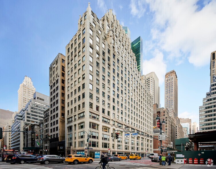 400 Madison Ave, New York, NY à louer - Photo de l’immeuble – Image 2 sur 15