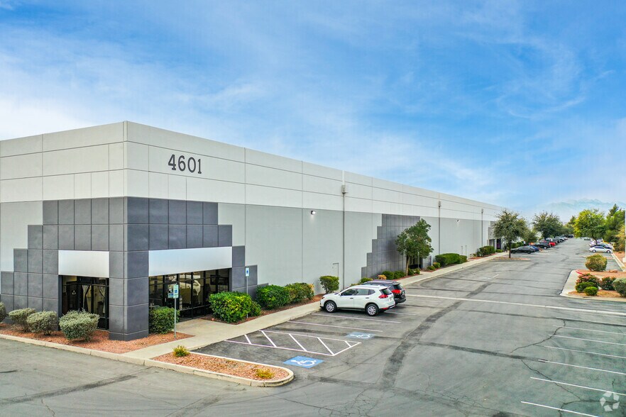 4601 E Cheyenne Ave, Las Vegas, NV à louer - Photo principale – Image 1 sur 5