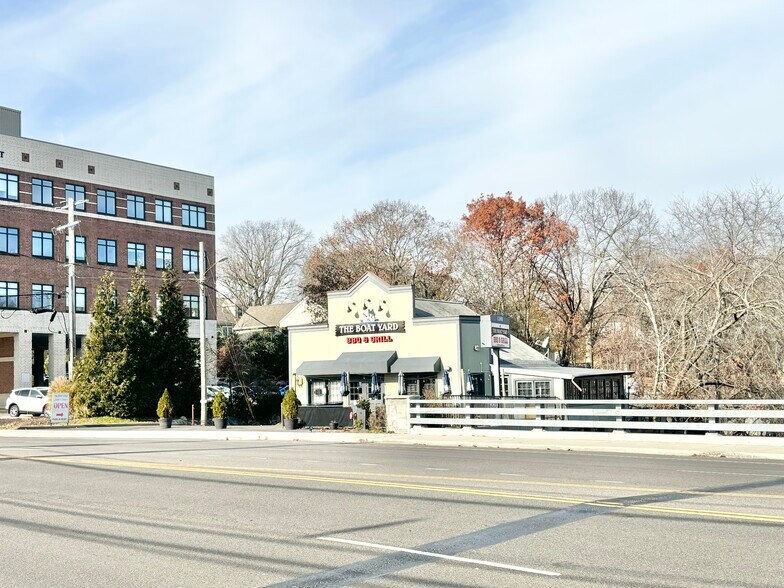 1308 E Main St, Stamford, CT à louer - Photo de l’immeuble – Image 3 sur 5