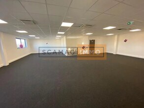 Bureau dans Le Thillay à louer Photo de l’immeuble– Image 2 sur 4