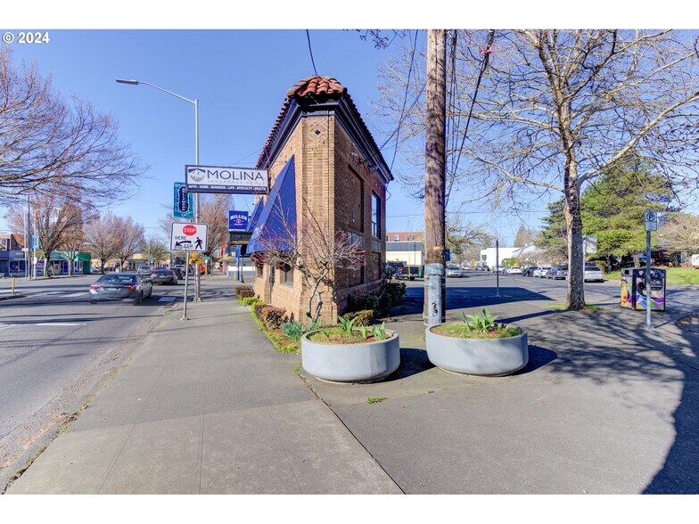 4515 NE Sandy Blvd, Portland, OR à vendre - Photo de l’immeuble – Image 2 sur 11