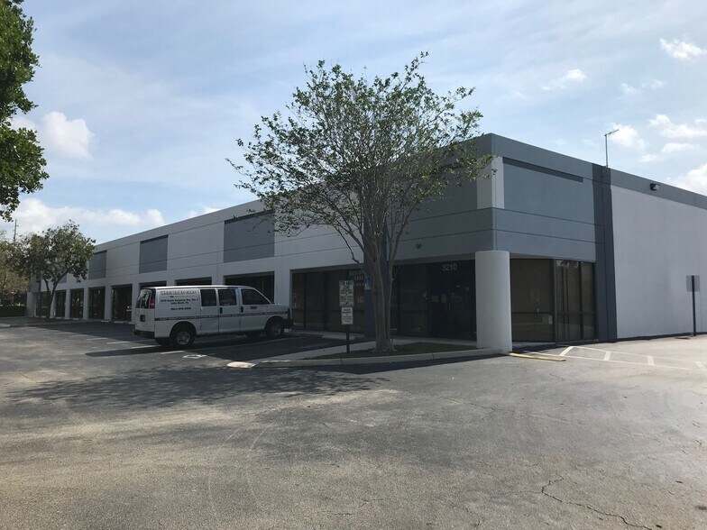 3106-3184 N Andrews Avenue Ext, Pompano Beach, FL à louer - Photo de l’immeuble – Image 3 sur 5