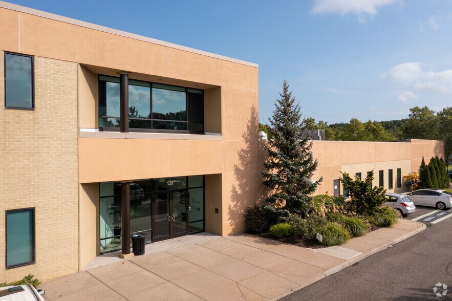 135 Engineers Rd, Hauppauge, NY à louer - Photo de l’immeuble – Image 3 sur 14