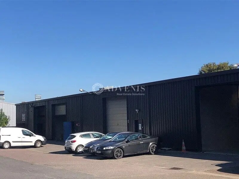 Local d’activités dans Ecquevilly à louer Photo de l’immeuble– Image 1 sur 12