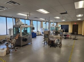 700 Broadhollow Rd, Farmingdale, NY à louer Photo intérieure– Image 2 sur 9