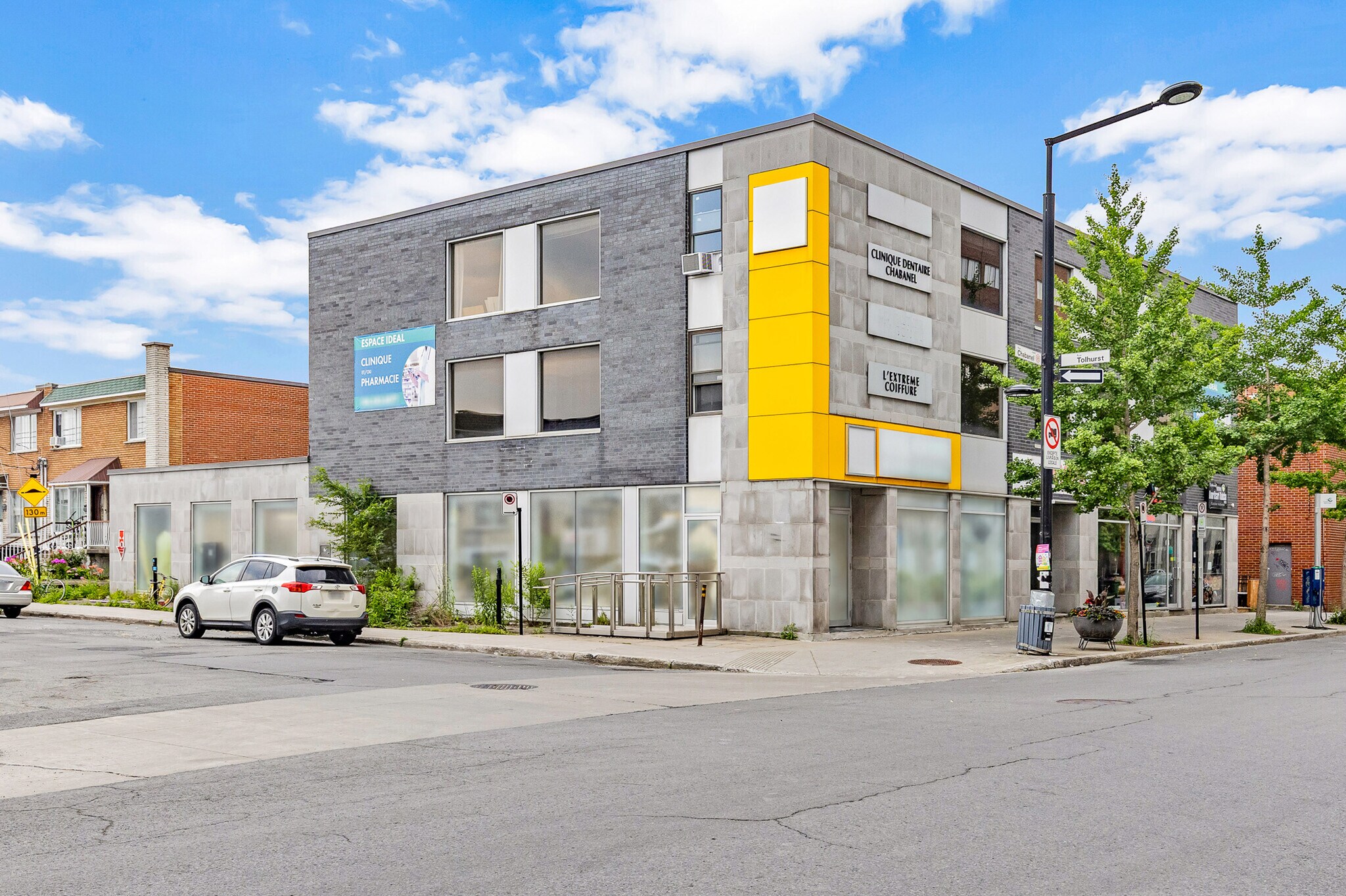 290-304 Rue Chabanel O, Montréal, QC à louer Photo de l’immeuble– Image 1 sur 4