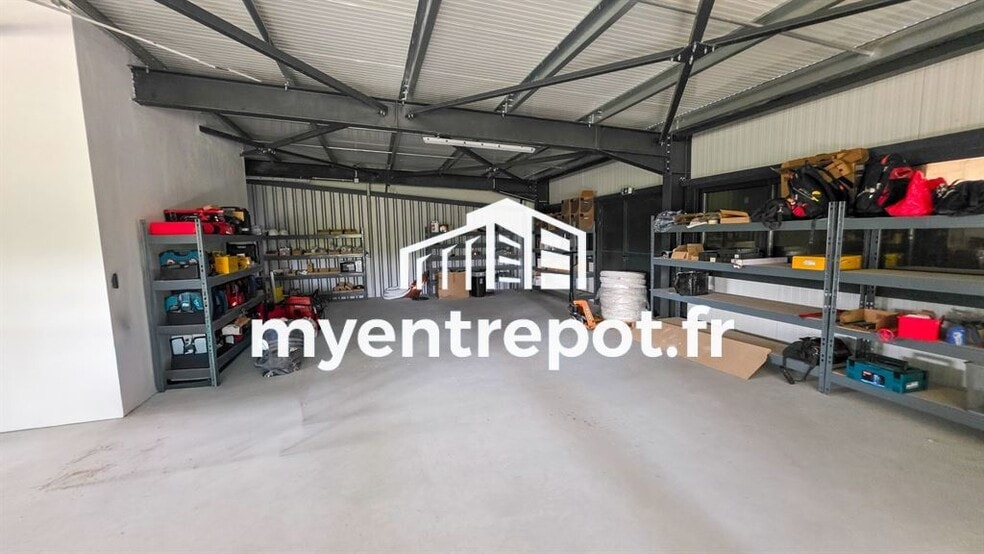 200 Avenue Des Carrières, ROQUEFORT LA BEDOULE à louer - Photo intérieure – Image 1 sur 8