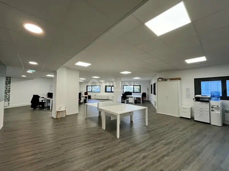Bureau dans Montigny-le-Bretonneux à louer - Photo intérieure – Image 2 sur 7