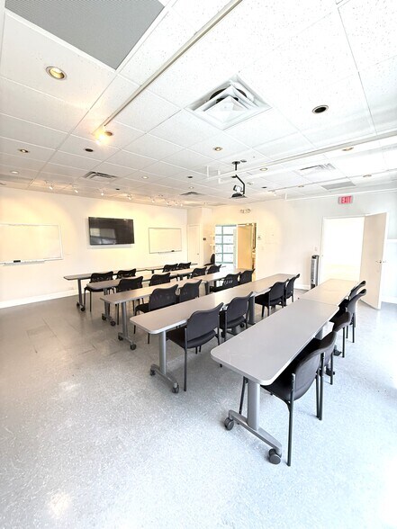 255 NE 6th Ave, Delray Beach, FL à louer - Photo de l’immeuble – Image 3 sur 7
