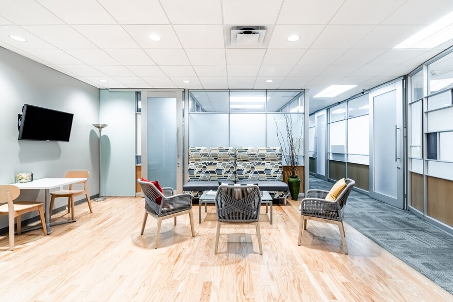4600 E Washington St, Phoenix, AZ à louer - Photo intérieure – Image 1 sur 5