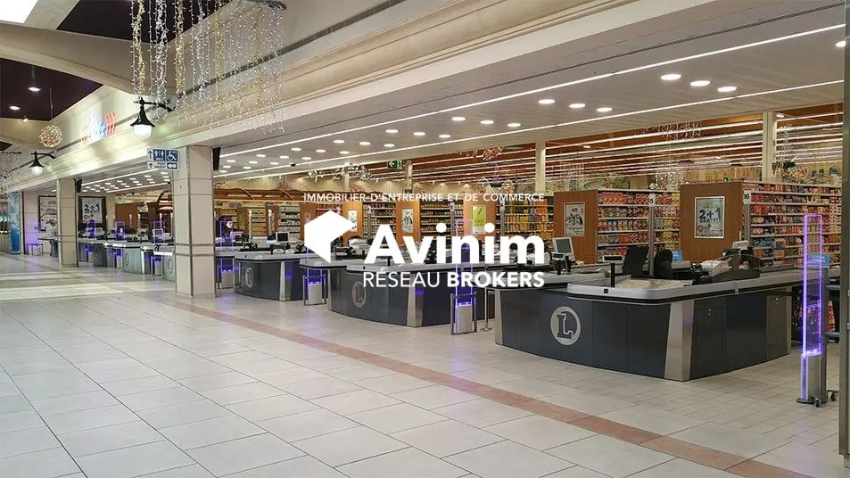 Local commercial dans Les Angles à louer - Photo de l’immeuble – Image 2 sur 3