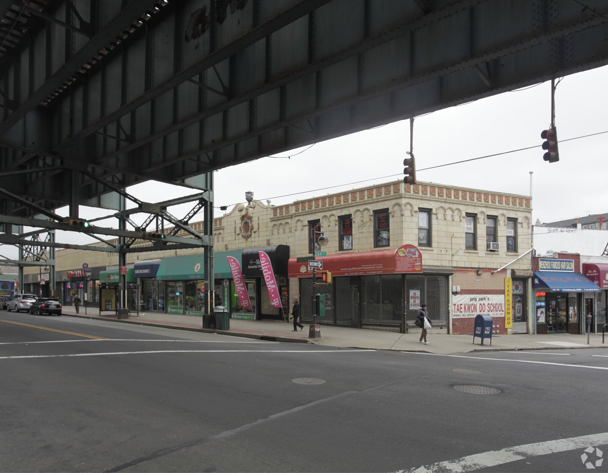 6327 Roosevelt Ave, Woodside, NY à louer Photo principale– Image 1 sur 11