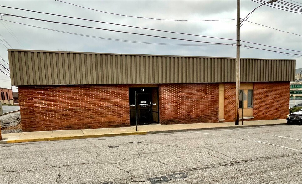 12 W Lincoln St, Belleville, IL à vendre - Photo de l’immeuble – Image 1 sur 3