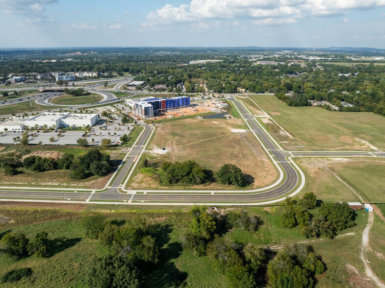 1070 Marinoni Drive, Fayetteville, AR à louer - Aérien – Image 2 sur 8