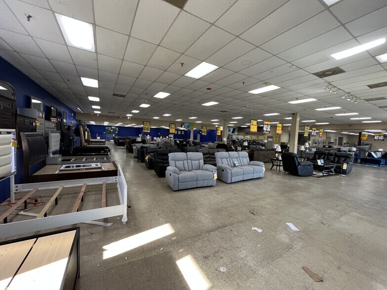 2210 Commerce Point Dr, Lakeland, FL à louer - Photo de l’immeuble – Image 2 sur 26