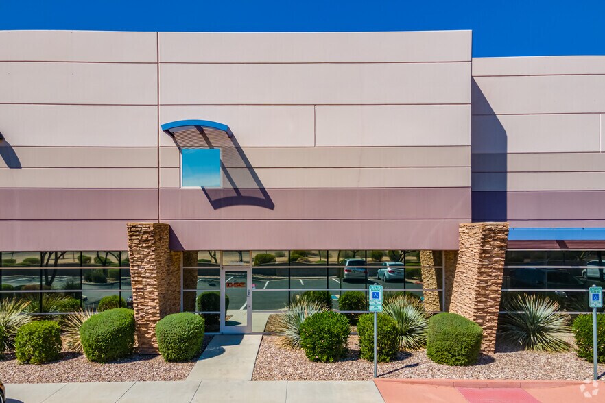 9299 W Olive Ave, Peoria, AZ à louer - Photo de l’immeuble – Image 3 sur 12