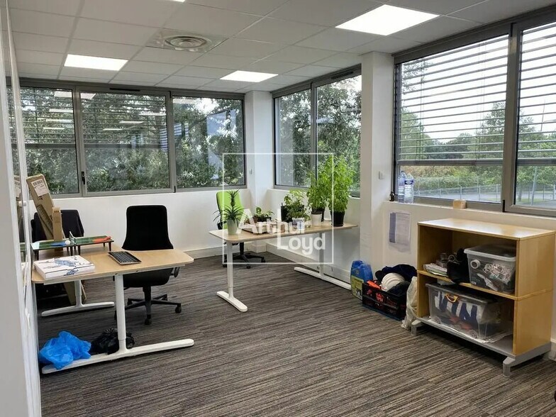 Bureau dans Grigny à louer - Photo de l’immeuble – Image 2 sur 5