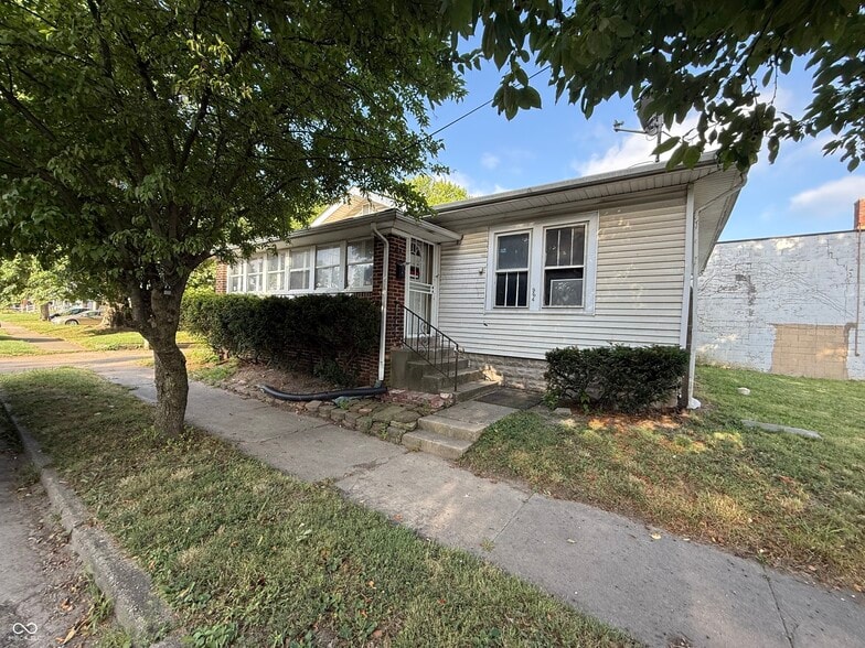 3823 E 10th St, Indianapolis, IN à vendre - Photo de l’immeuble – Image 2 sur 20
