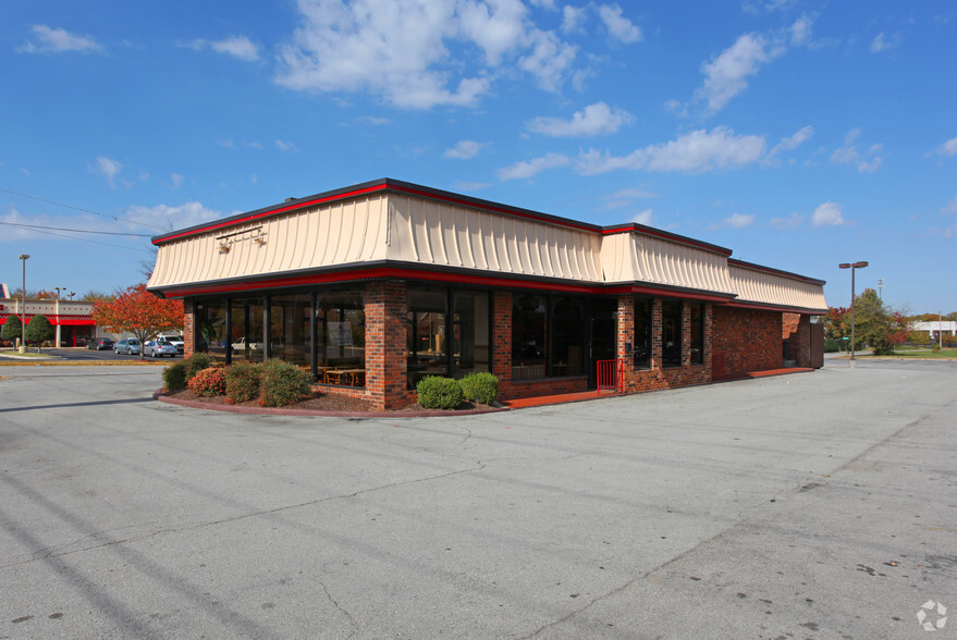 4016 University Dr NW, Huntsville, AL à louer - Photo de l’immeuble – Image 1 sur 4