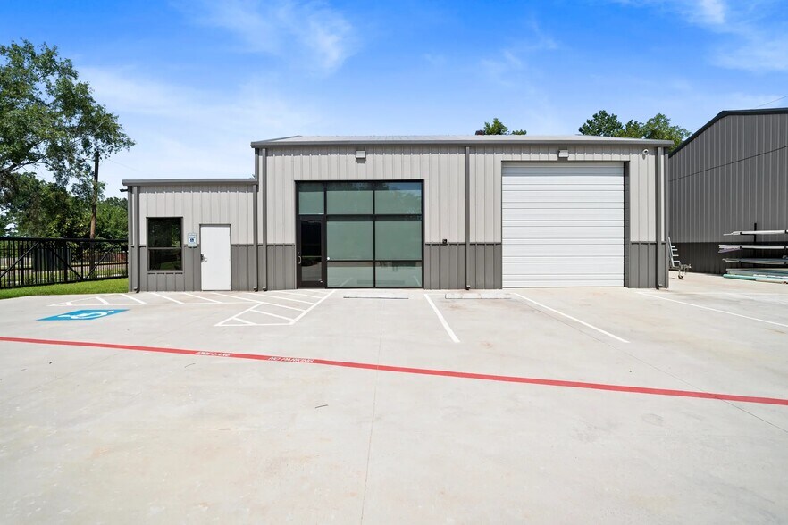 901 Santa Fe St, Conroe, TX à vendre - Photo de l’immeuble – Image 3 sur 18