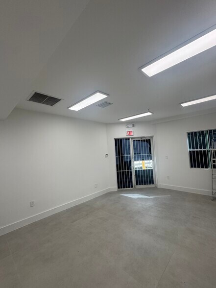 9450 NW 58th St, Miami, FL à louer - Photo de l’immeuble – Image 3 sur 7