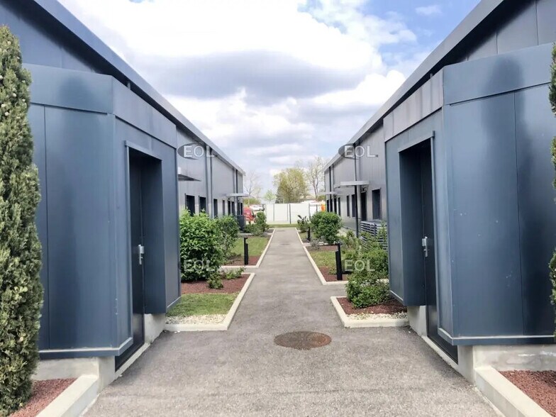 Local d’activités dans Vénissieux à louer - Photo de l’immeuble – Image 1 sur 7