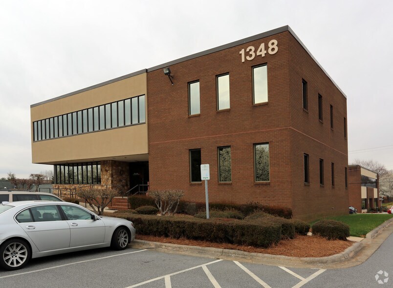 1540 Westbrook Plaza Dr, Winston-Salem, NC à louer - Photo principale – Image 3 sur 22