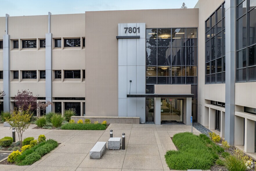 7801 Folsom Blvd, Sacramento, CA à louer - Photo de l’immeuble – Image 2 sur 6
