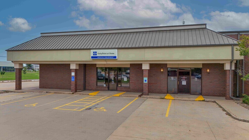 290-298 Blairs Ferry Rd NE, Cedar Rapids, IA à vendre - Photo de l’immeuble – Image 2 sur 14