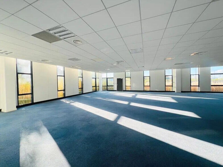 Bureau dans Élancourt à louer - Photo intérieure – Image 2 sur 13