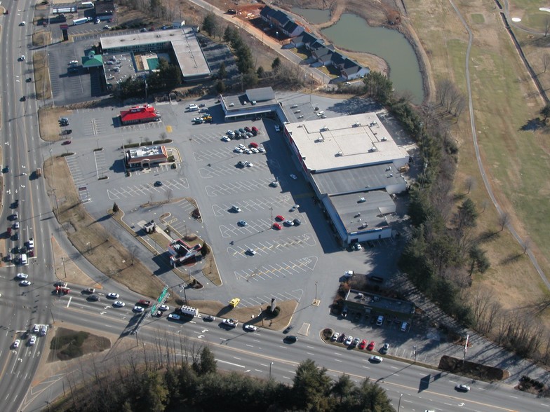 Wilkesboro Blvd, Lenoir, NC à louer - Photo de l’immeuble – Image 1 sur 1