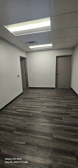 18040 Sherman Way, Reseda, CA à louer - Photo de l’immeuble – Image 2 sur 15