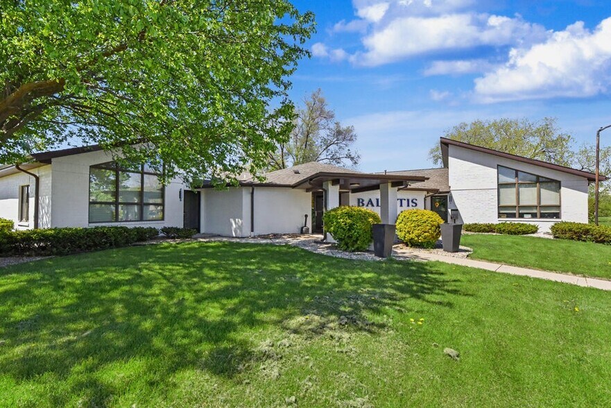 1021 Proctor Dr, Elkhorn, WI à vendre - Photo de l’immeuble – Image 3 sur 26