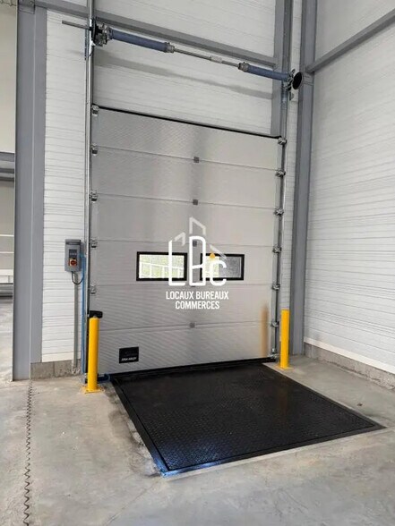 Local d’activités dans Bouguenais à louer - Photo de l’immeuble – Image 3 sur 28