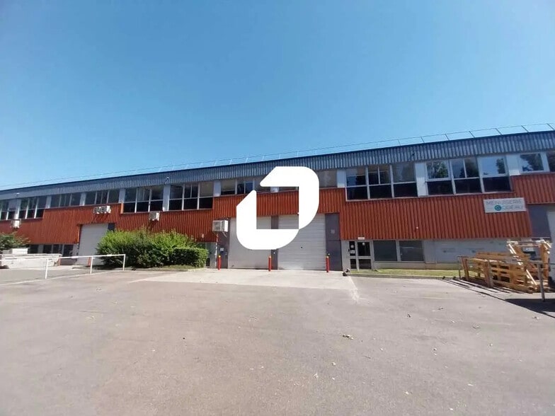 Local d’activités dans Trappes à louer - Photo de l’immeuble – Image 1 sur 12